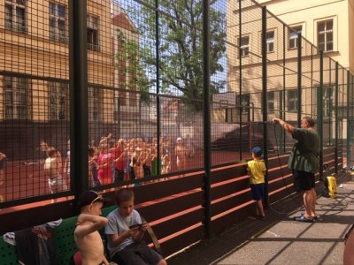 OSVĚŽENÍ NA ŠKOLNÍM HŘIŠTI