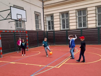 FOTBÁLEK NA HŘIŠTI - V. ODDĚLENÍ (L. KADEŘÁBKOVÁ)