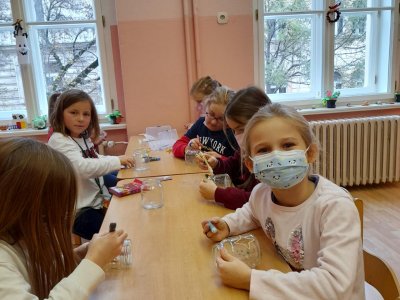 KRESLENÍ NA SKLENIČKY - V. ODDĚLENÍ (L. KADEŘÁBKOVÁ)