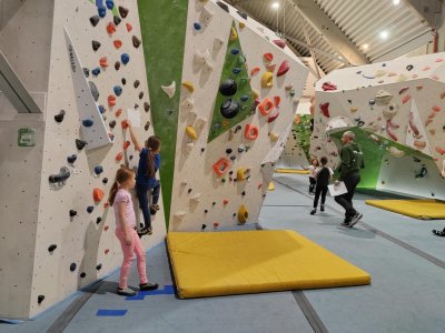 2.A akce prosinec - trenéři, bruslení, lezecká stěna